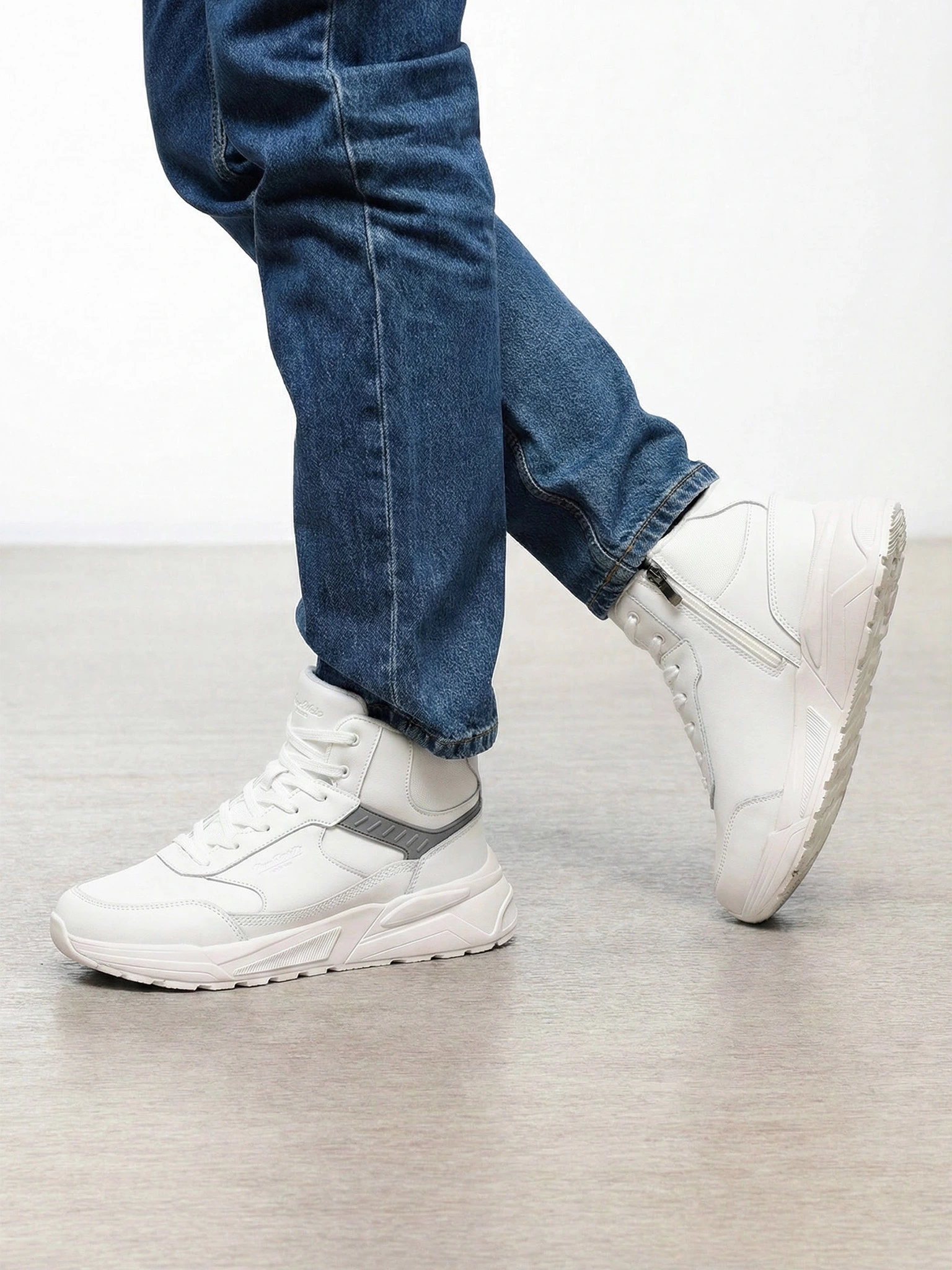 Кроссовки белого цвета на средней объемной подошве